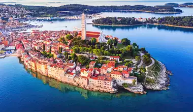 Rovigno, Croazia: Una Sinfonia di Sole, Mare e Cultura