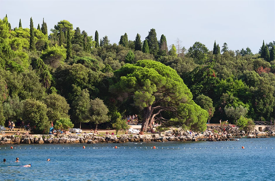 Persone che prendono il sole sulla spiaggia Zlatni Rt Golden Cape a Rovigno.
