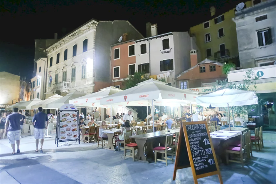 Ristoranti sul lungomare a Rovigno.